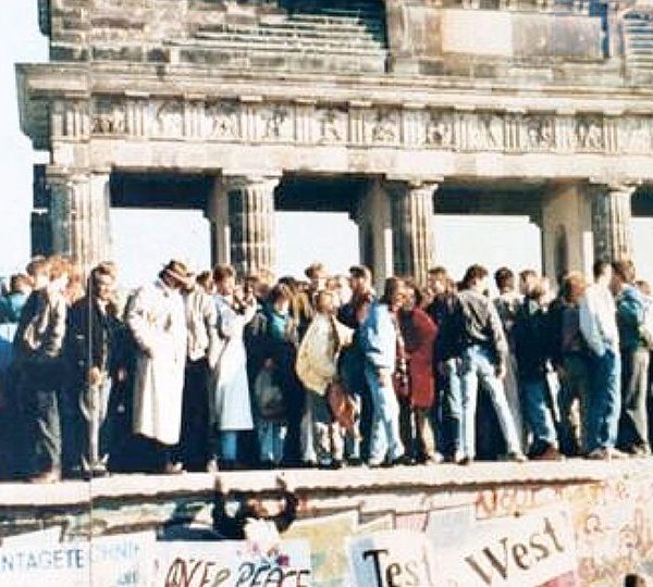 UTAN EL INGEN FRAMTID – År 1989 är Emil Lundgren som störst med 1100 medarbetare, samma år faller Berlinmuren.